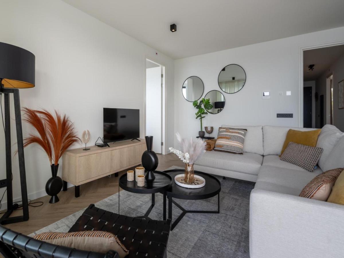 Spacious Waterfront Holiday home *